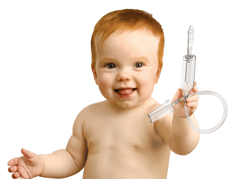 Ein lachendes Baby hält einen Nasensauger in seiner Hand und spielt damit.