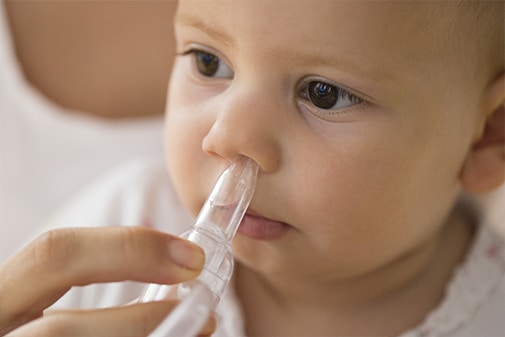 Mit dem Nasensauger wird dem Baby das Nasensekret ganz sanft aus der Nase gesaugt. Dadurch kann das Baby wieder frei atmen und besser schlafen.